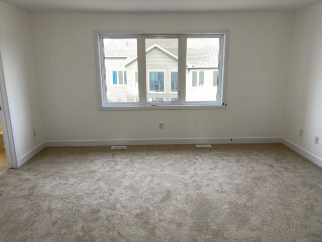 4 bedrooms 2.5 baths House For Rent in Ottawa Ontario