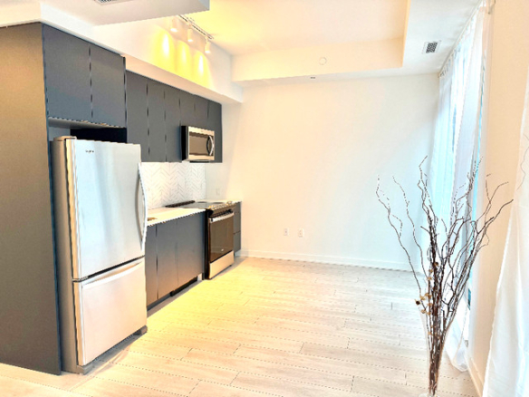 2 bedrooms 1 baths house For Sale By Owner in Whitby Ontario