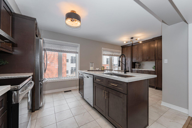 3 bedrooms 3 baths house For Sale By Owner in Cambridge Ontario