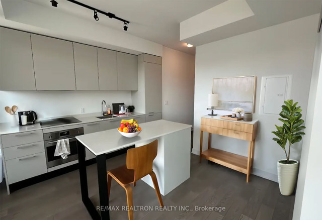 1 + Den bedrooms 1 baths house For Sale By Owner in Toronto Ontario