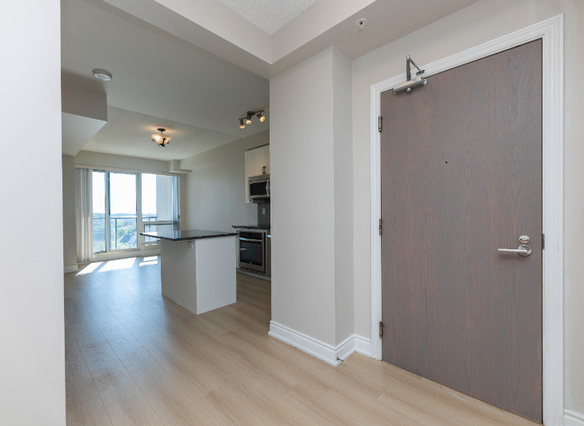 1 + Den bedrooms 1 baths house For Sale By Owner in Vaughan Ontario