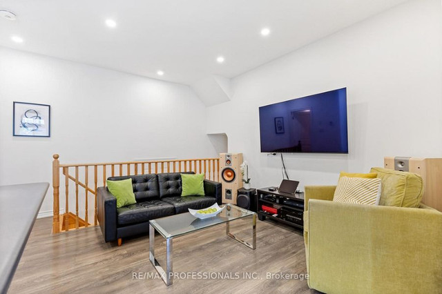 2 bedrooms 2 baths house For Sale By Owner in Pickering Ontario