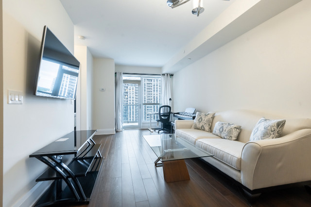 1 + Den bedrooms 1 baths house For Sale By Owner in Toronto Ontario