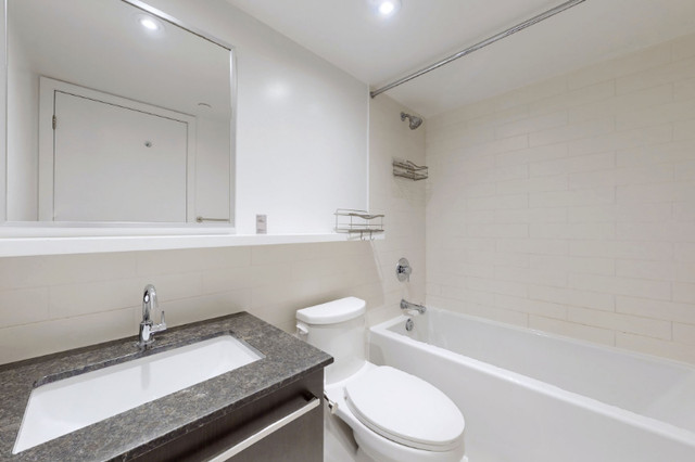 1 + Den bedrooms 1 baths house For Sale By Owner in Toronto Ontario