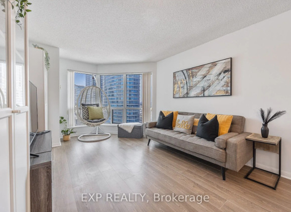 1 + Den bedrooms 1 baths house For Sale By Owner in Toronto Ontario
