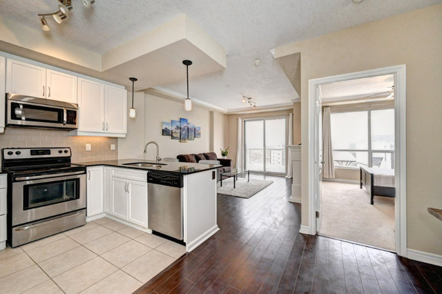 1 + Den bedrooms 1 baths house For Sale By Owner in Kitchener Ontario