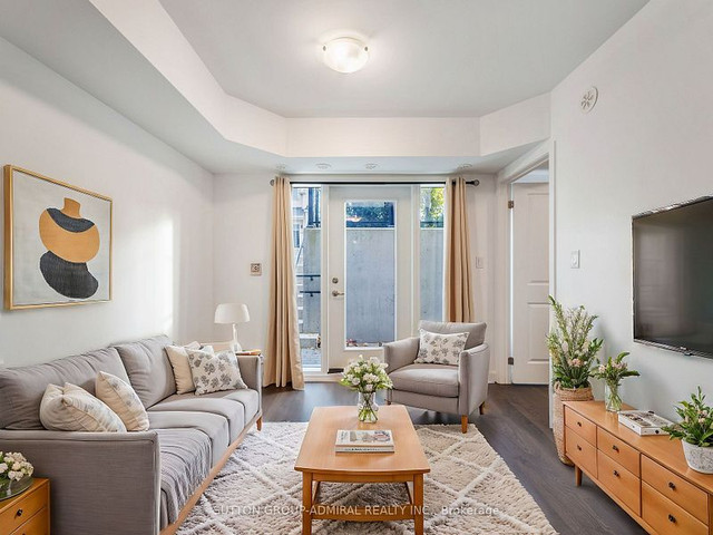 1 + Den bedrooms 1 baths house For Sale By Owner in Toronto Ontario