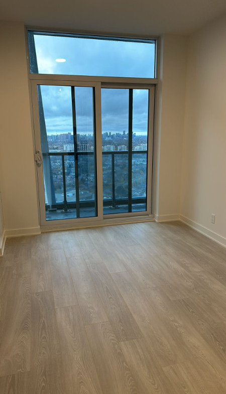 1 + Den bedrooms 1 baths house For Sale By Owner in Toronto Ontario