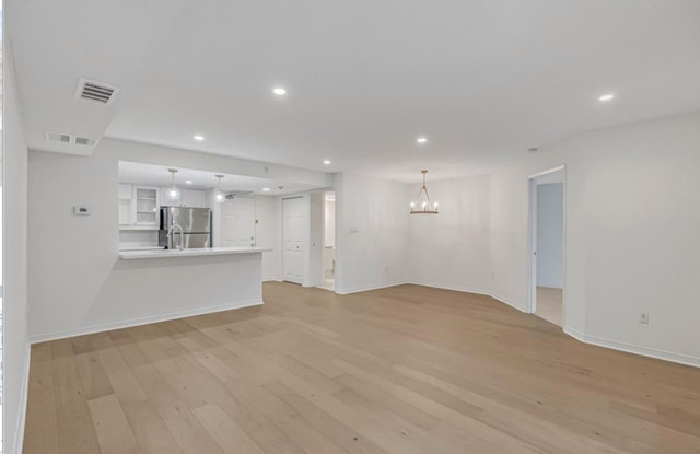 2 bedrooms 2 baths house For Sale By Owner in Burlington Ontario