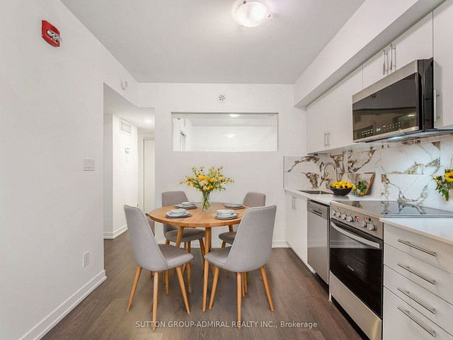 1 + Den bedrooms 1 baths house For Sale By Owner in Toronto Ontario