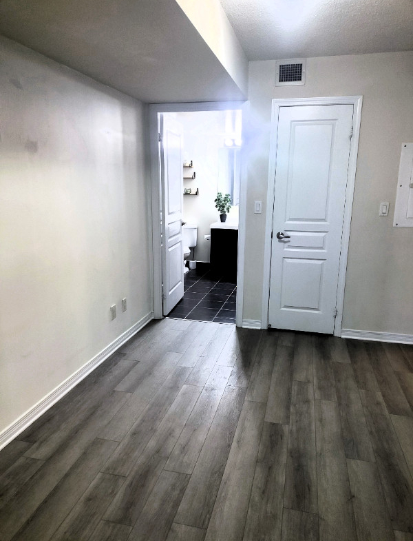 1 bedrooms 1 baths house For Sale By Owner in Etobicoke Ontario