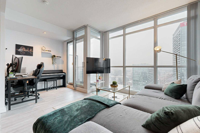 2 + Den bedrooms 2 baths house For Sale By Owner in Toronto Ontario