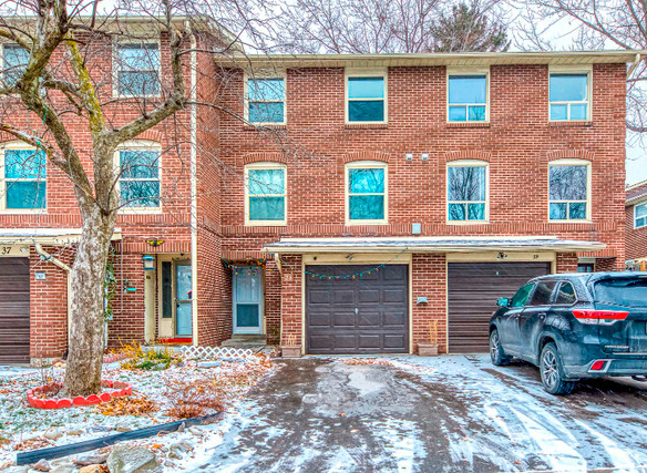 4 bedrooms 2 baths house For Sale By Owner in Mississauga Ontario
