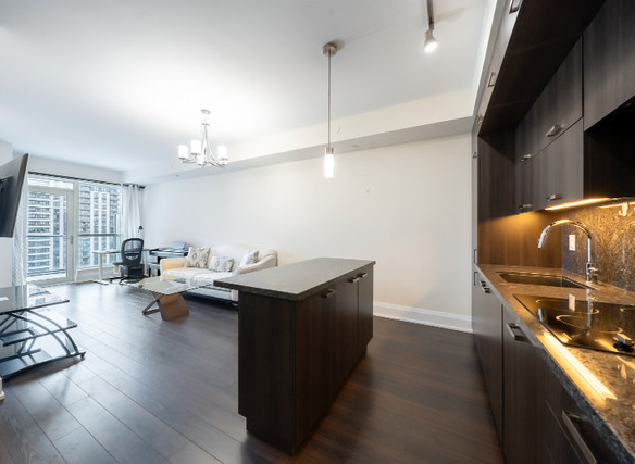 1 + Den bedrooms 1 baths house For Sale By Owner in Toronto Ontario