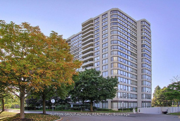 2 + Den bedrooms 2 baths house For Sale By Owner in Toronto Ontario