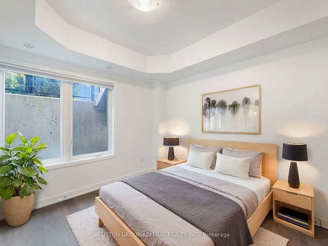 1 + Den bedrooms 1 baths house For Sale By Owner in Toronto Ontario