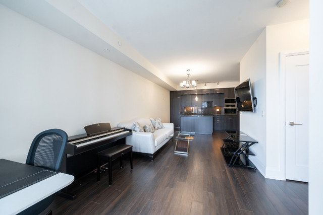 1 + Den bedrooms 1 baths house For Sale By Owner in Toronto Ontario