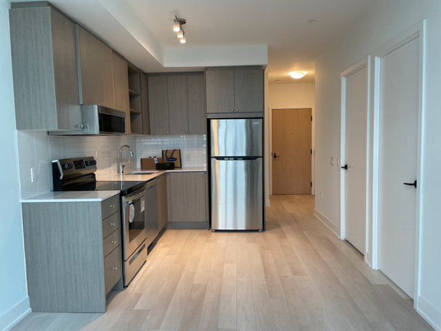 1 + Den bedrooms 1 baths house For Sale By Owner in Toronto Ontario