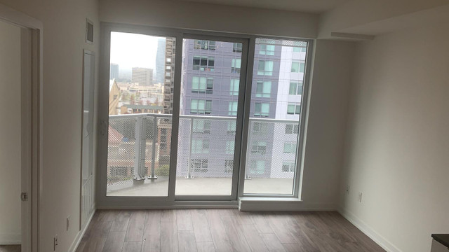 1 + Den bedrooms 1 baths house For Sale By Owner in Mississauga Ontario