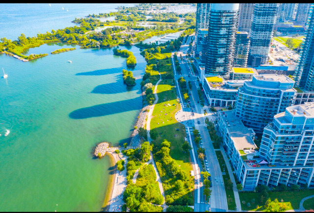 1 + Den bedrooms 1 baths house For Sale By Owner in Toronto Ontario