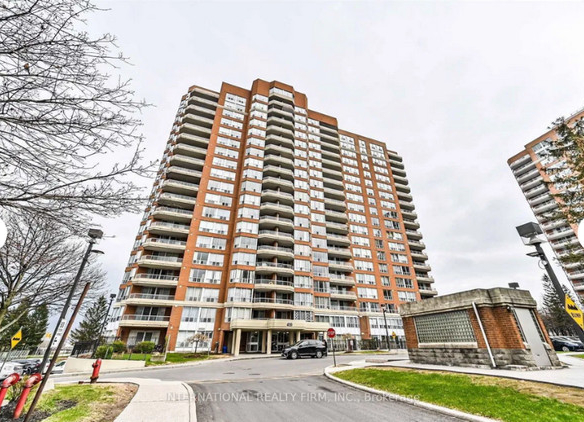 2 + Den bedrooms 2 baths house For Sale By Owner in Toronto Ontario
