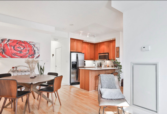1 + Den bedrooms 2 baths house For Sale By Owner in Etobicoke Ontario