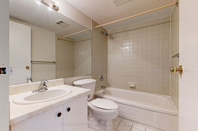 3 bedrooms 2 baths house For Sale By Owner in Pickering Ontario
