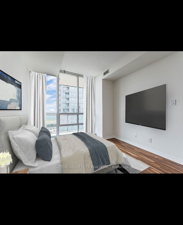 1 + Den bedrooms 1 baths house For Sale By Owner in Bradford Ontario